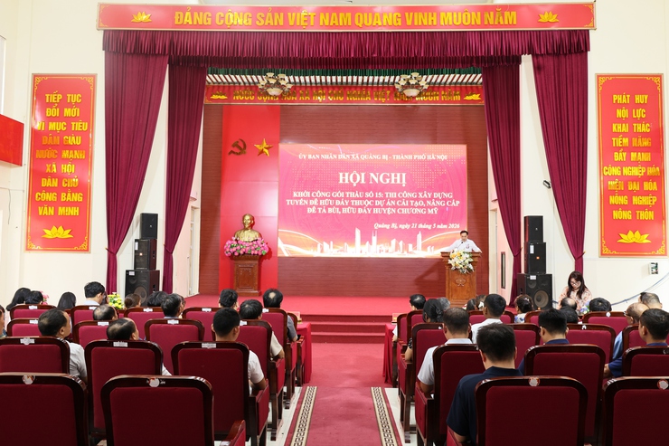 Các đồng chí lãnh đạo xã Hòa Phú tham dự hội nghị khởi công xây dựng tuyến đê Hữu Đáy- Ảnh 1.