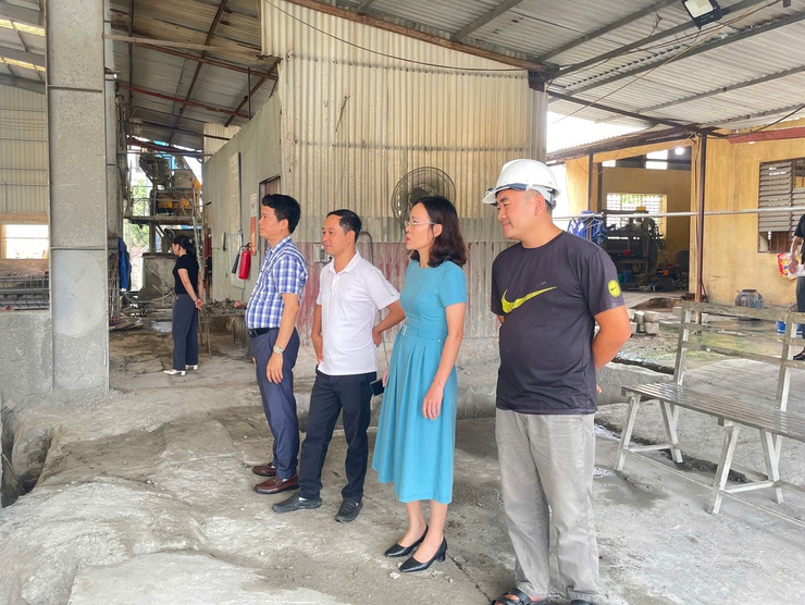 Phường Tùng Thiện kiểm tra công tác an toàn vệ sinh lao động, phòng chống cháy nổ tại các doanh nghiệp trên địa bàn- Ảnh 1.