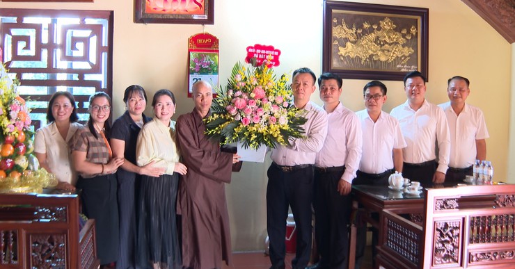 Lãnh đạo xã Hát Môn thăm và chúc mừng Đại lễ Phật đản năm 2026 tại Chùa Hưng Khánh thôn Yên Dục.- Ảnh 1.