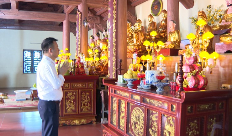 Lãnh đạo xã Hát Môn thăm và chúc mừng Đại lễ Phật đản năm 2026 tại Chùa Hưng Khánh thôn Yên Dục.- Ảnh 2.