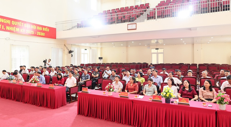 Các đồng chí lãnh đạo xã Hòa Phú tham dự hội nghị khởi công xây dựng tuyến đê Hữu Đáy- Ảnh 2.