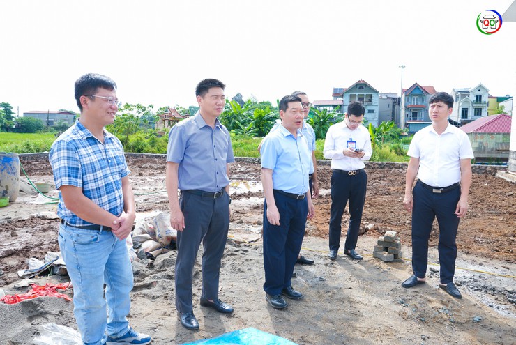 Lãnh đạo xã Quốc Oai kiểm tra tiến độ các dự án phát triển kinh tế - xã hội trên địa bàn- Ảnh 2.