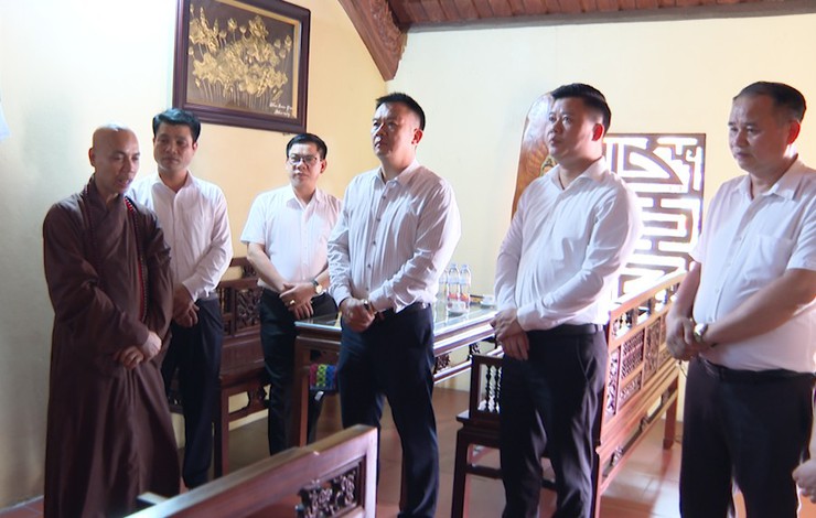 Lãnh đạo xã Hát Môn thăm và chúc mừng Đại lễ Phật đản năm 2026 tại Chùa Hưng Khánh thôn Yên Dục.- Ảnh 3.