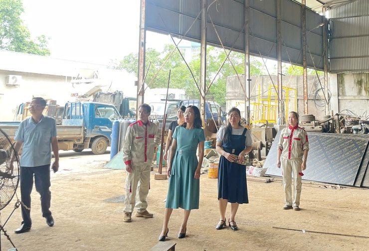Phường Tùng Thiện kiểm tra công tác an toàn vệ sinh lao động, phòng chống cháy nổ tại các doanh nghiệp trên địa bàn- Ảnh 2.