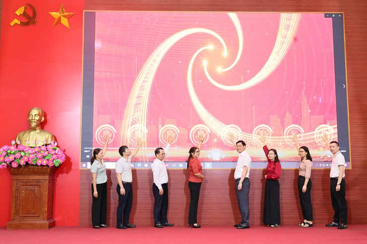 Các đồng chí lãnh đạo xã Hòa Phú tham dự hội nghị khởi công xây dựng tuyến đê Hữu Đáy- Ảnh 5.