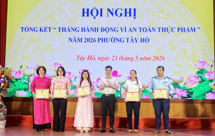 Phường Tây Hồ: Quyết liệt xử lý vi phạm, nâng cao hiệu quả quản lý an toàn thực phẩm- Ảnh 6.