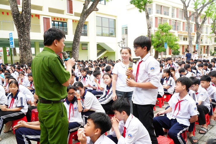 Nâng cao nhận thức pháp luật, kỹ năng tự bảo vệ bản thân cho học sinh Trường THCS Quảng Phú Cầu- Ảnh 3.
