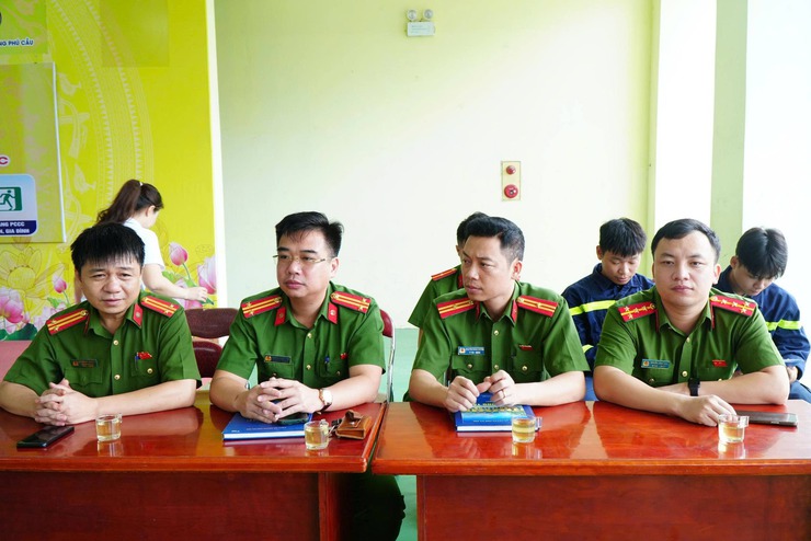 Nâng cao nhận thức pháp luật, kỹ năng tự bảo vệ bản thân cho học sinh Trường THCS Quảng Phú Cầu- Ảnh 1.