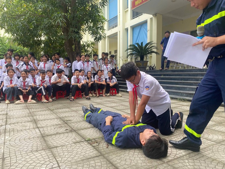Nâng cao nhận thức pháp luật, kỹ năng tự bảo vệ bản thân cho học sinh Trường THCS Quảng Phú Cầu- Ảnh 5.