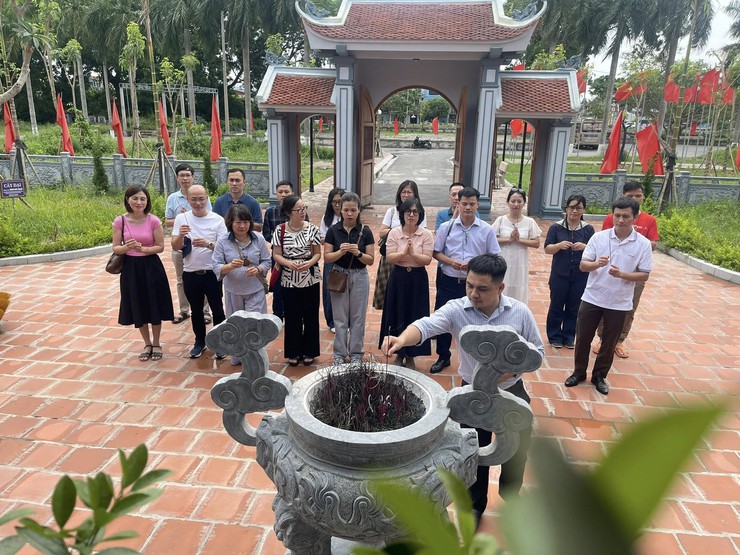 Học viên lớp Trung cấp Lý luận chính trị K28B-25 dâng hương tại Khu lưu niệm Trưởng ban Thường trực Quốc hội Bùi Bằng Đoàn- Ảnh 1.