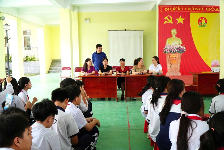Nâng cao nhận thức pháp luật, kỹ năng tự bảo vệ bản thân cho học sinh Trường THCS Quảng Phú Cầu- Ảnh 6.