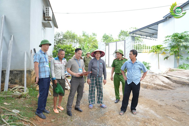 Xã Phú Cát tổ chức tháo dỡ công trình vi phạm trên đất công tại thôn Bạch Thạch- Ảnh 2.