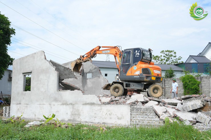 Xã Phú Cát tổ chức tháo dỡ công trình vi phạm trên đất công tại thôn Bạch Thạch- Ảnh 3.