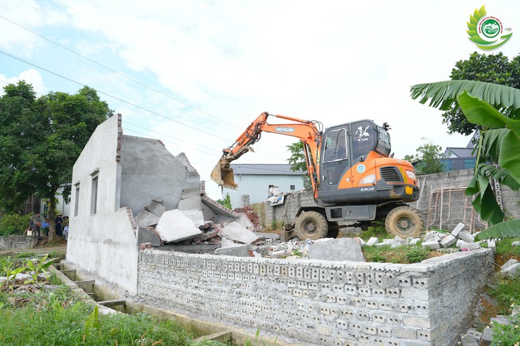 Xã Phú Cát tổ chức tháo dỡ công trình vi phạm trên đất công tại thôn Bạch Thạch- Ảnh 4.