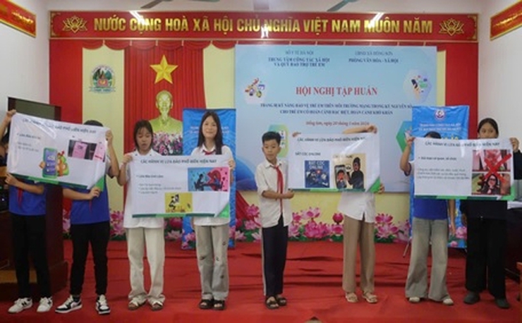 Tập huấn kỹ năng bảo vệ trẻ em trên môi trường mạng trong Kỷ nguyên Số cho trẻ em có hoàn cảnh đặc biệt, hoàn cảnh khó khăn xã Hồng Sơn- Ảnh 2.