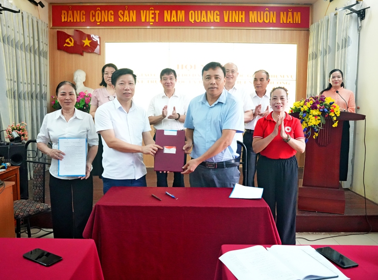 SƠN TÂY CHUYỂN GIAO HỘI NGƯỜI CAO TUỔI VÀ HỘI CHỮ THẬP ĐỎ VỀ TRỰC THUỘC ỦY BAN MTTQ VIỆT NAM PHƯỜNG- Ảnh 1.