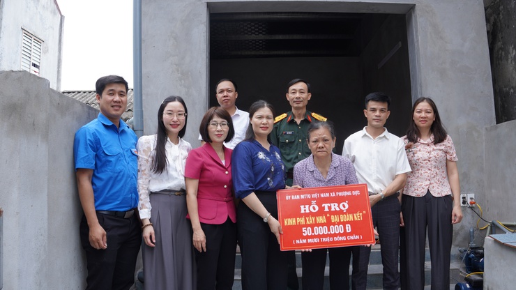 Xã Phượng Dực: Trao 4 nhà đại đoàn kết cho các hộ cận nghèo, hộ có hoàn cảnh đặc biệt khó khăn- Ảnh 4.