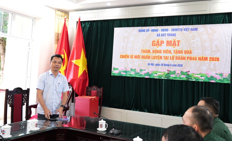Lãnh đạo xã Bát Tràng thăm, động viên chiến sĩ nghĩa vụ tại Lữ đoàn pháo binh 45- Ảnh 2.