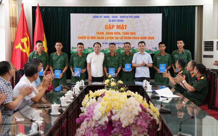 Lãnh đạo xã Bát Tràng thăm, động viên chiến sĩ nghĩa vụ tại Lữ đoàn pháo binh 45- Ảnh 1.