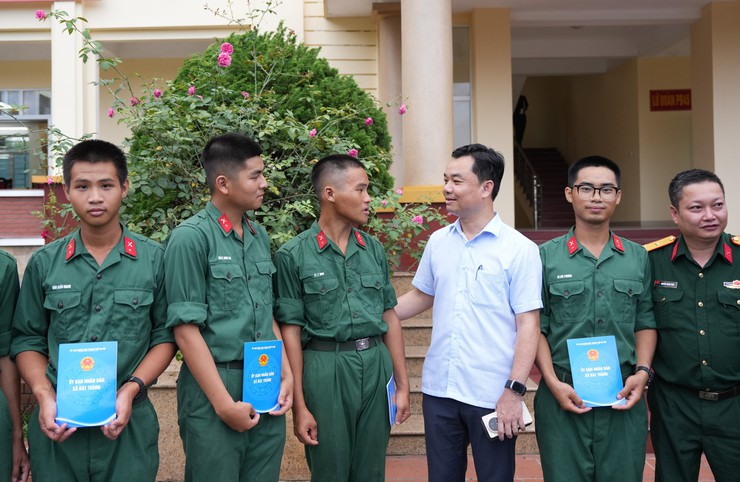 Lãnh đạo xã Bát Tràng thăm, động viên chiến sĩ nghĩa vụ tại Lữ đoàn pháo binh 45- Ảnh 3.