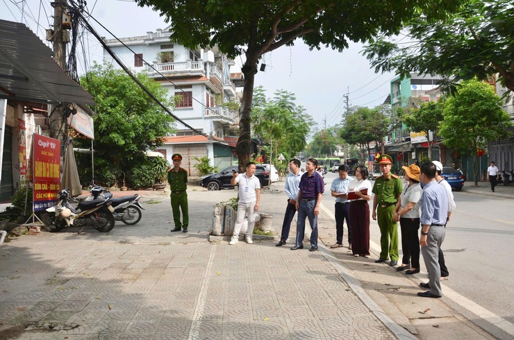 HĐND phường Tùng Thiện khảo sát, giám sát việc chỉ đạo và triển khai xử lý " 5 điểm nghẽn " trên địa bàn - Ảnh 1.