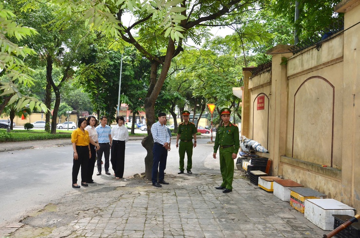 HĐND phường Tùng Thiện khảo sát, giám sát việc chỉ đạo và triển khai xử lý " 5 điểm nghẽn " trên địa bàn - Ảnh 2.