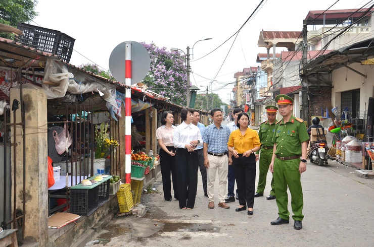 HĐND phường Tùng Thiện khảo sát, giám sát việc chỉ đạo và triển khai xử lý " 5 điểm nghẽn " trên địa bàn - Ảnh 3.