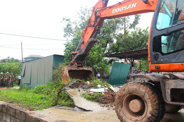 XÃ THẠCH THẤT TỔ CHỨC CƯỠNG CHẾ XỬ LÝ CÁC TRƯỜNG HỢP VI PHẠM ĐẤT ĐAI (ĐỢT 2)- Ảnh 6.