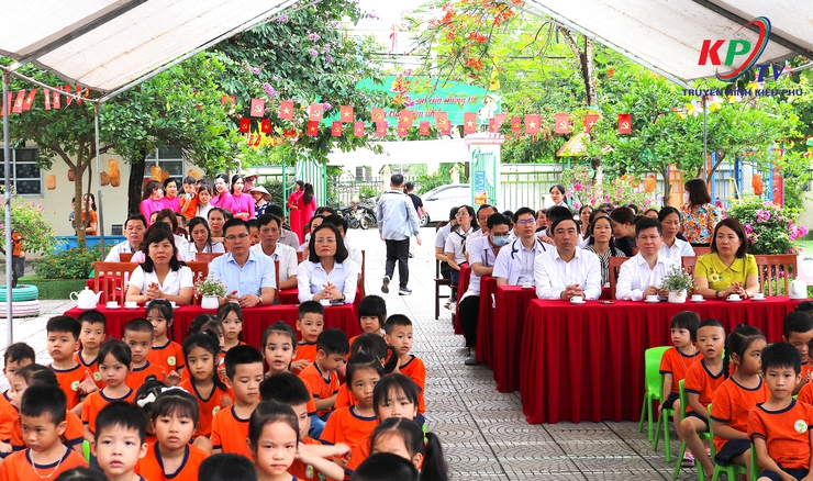 UBND xã Kiều Phú phối hợp Bệnh viện Nhi trung ương cơ sở 2 khám sức khỏe cho gần 300 trẻ mầm non trên địa bàn xã- Ảnh 1.