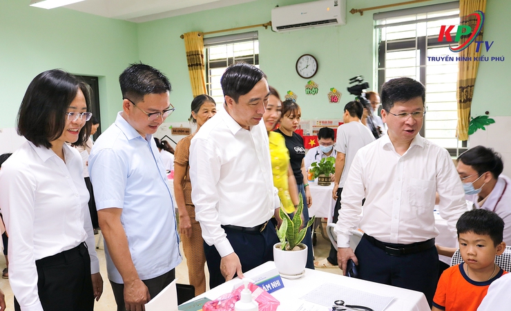UBND xã Kiều Phú phối hợp Bệnh viện Nhi trung ương cơ sở 2 khám sức khỏe cho gần 300 trẻ mầm non trên địa bàn xã- Ảnh 4.