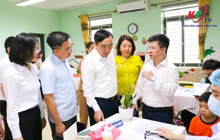 UBND xã Kiều Phú phối hợp Bệnh viện Nhi trung ương cơ sở 2 khám sức khỏe cho gần 300 trẻ mầm non trên địa bàn xã- Ảnh 3.