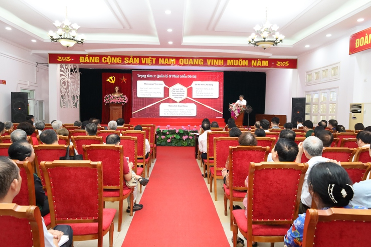 Phường Bồ Đề tổ chức Hội nghị quán triệt các Chương trình hành động thực hiện 9 Nghị quyết chiến lược của Bộ Chính trị, Chương trình của Thành ủy Hà Nội; triển khai các quy định về công tác cán bộ, đảng viên trên địa bàn phường- Ảnh 5.