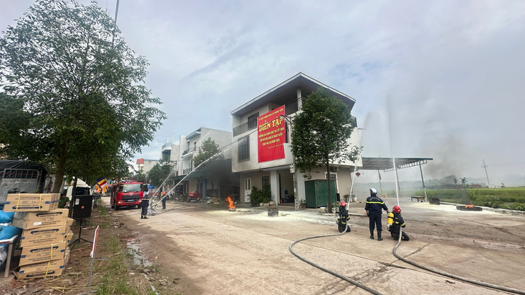 Hồng Sơn thực tập phương án phòng cháy chữa cháy và cứu nạn cứu hộ khu dân cư nguy hiểm cháy nổ cao- Ảnh 4. Hồng Sơn thực tập phương án phòng cháy chữa cháy và cứu nạn cứu hộ khu dân cư nguy hiểm cháy nổ cao- Ảnh 4.