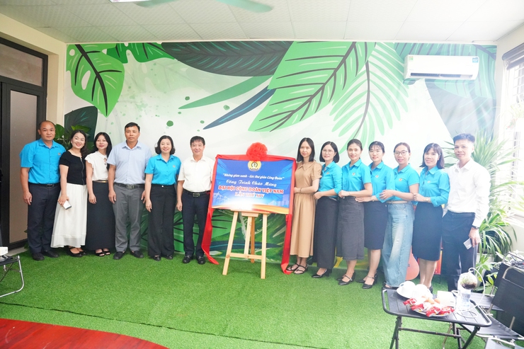 CÔNG ĐOÀN PHƯỜNG SƠN TÂY GẮN BIỂN CÔNG TRÌNH "KHÔNG GIAN XANH – GÓC THƯ GIÃN CÔNG ĐOÀN" TẠI TRƯỜNG THCS PHÙNG HƯNG- Ảnh 2.