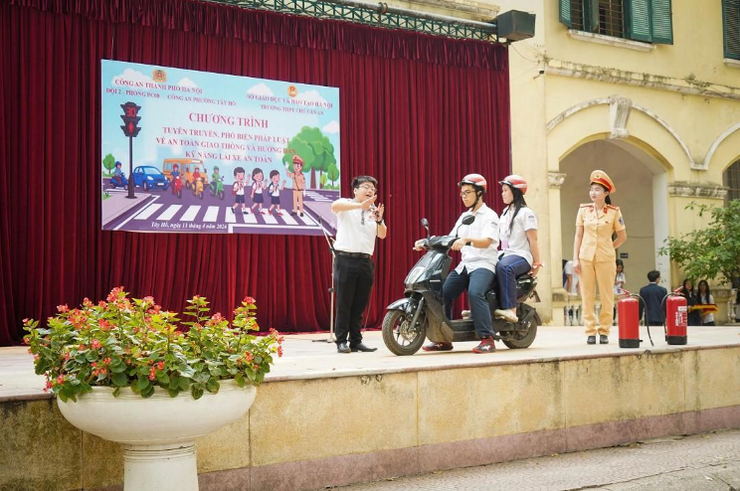 Công an phường Tây Hồ đẩy mạnh tuyên truyền pháp luật về trật tự, an toàn giao thông- Ảnh 1.