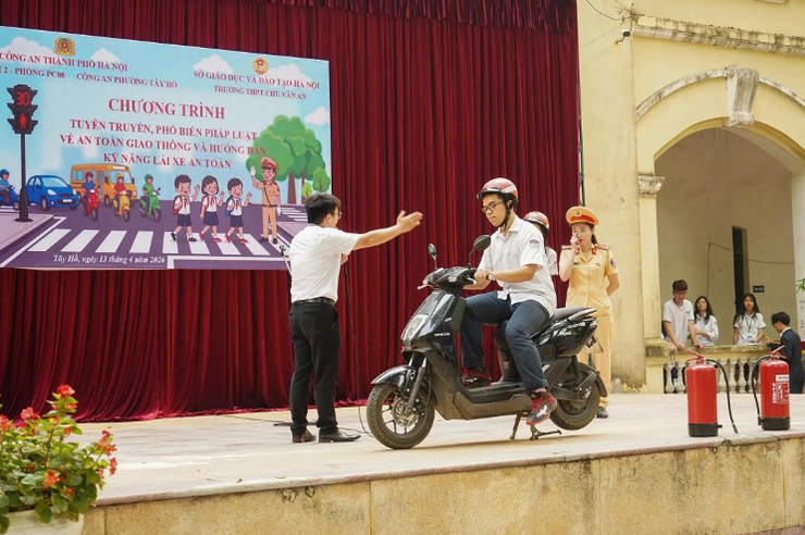 Công an phường Tây Hồ đẩy mạnh tuyên truyền pháp luật về trật tự, an toàn giao thông- Ảnh 2.