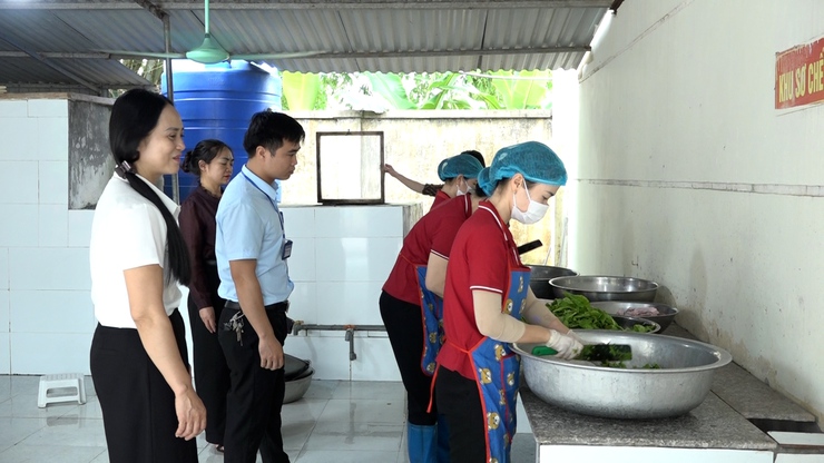 Xã Mỹ Đức tăng cường kiểm tra an toàn thực phẩm tại các bếp ăn tập thể trường học và các cơ sở cung cấp nguyên liệu thực phẩm, cơ sở chế biến suất ăn sẵn cho các trường&nbsp; học- Ảnh 1.