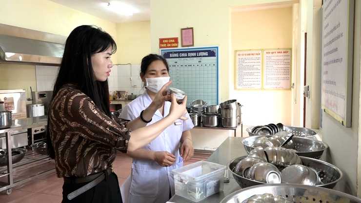 Xã Mỹ Đức tăng cường kiểm tra an toàn thực phẩm tại các bếp ăn tập thể trường học và các cơ sở cung cấp nguyên liệu thực phẩm, cơ sở chế biến suất ăn sẵn cho các trường&nbsp; học- Ảnh 2.