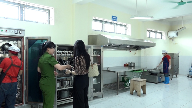 Xã Mỹ Đức tăng cường kiểm tra an toàn thực phẩm tại các bếp ăn tập thể trường học và các cơ sở cung cấp nguyên liệu thực phẩm, cơ sở chế biến suất ăn sẵn cho các trường&nbsp; học- Ảnh 5.
