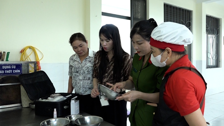 Xã Mỹ Đức tăng cường kiểm tra an toàn thực phẩm tại các bếp ăn tập thể trường học và các cơ sở cung cấp nguyên liệu thực phẩm, cơ sở chế biến suất ăn sẵn cho các trường&nbsp; học- Ảnh 8.