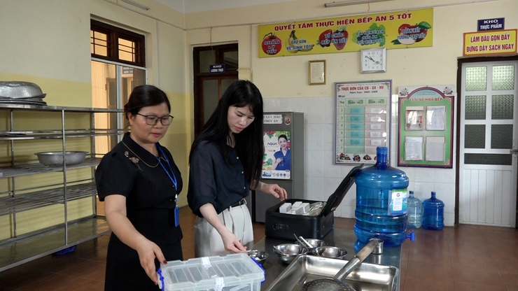 Xã Mỹ Đức tăng cường kiểm tra an toàn thực phẩm tại các bếp ăn tập thể trường học và các cơ sở cung cấp nguyên liệu thực phẩm, cơ sở chế biến suất ăn sẵn cho các trường&nbsp; học- Ảnh 20.
