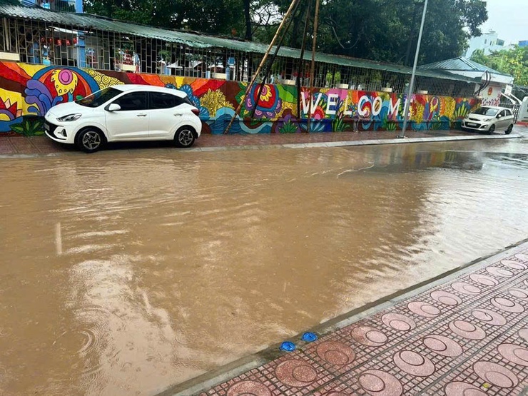 Phường Đông Ngạc nhanh chóng xử lý úng ngập sau cơn mưa to chiều ngày 19/5/2026- Ảnh 1.