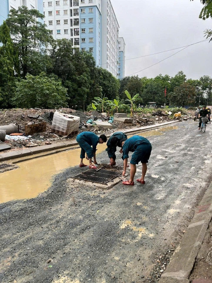 Phường Đông Ngạc nhanh chóng xử lý úng ngập sau cơn mưa to chiều ngày 19/5/2026- Ảnh 6.
