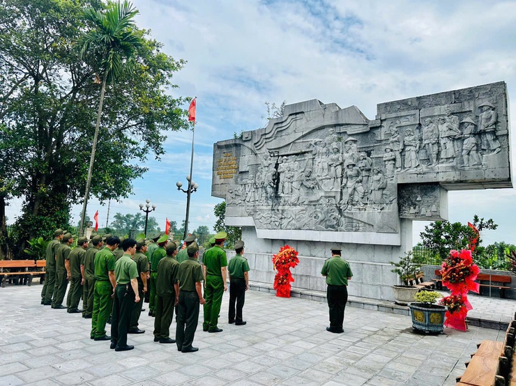 Công an xã Nam Phù dâng hương tại dấu tích lịch sử bác Hồ về tát nước chống hạn năm 1958- Ảnh 3.