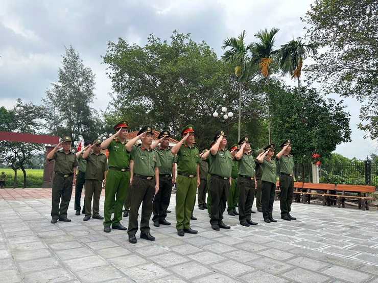 Công an xã Nam Phù dâng hương tại dấu tích lịch sử bác Hồ về tát nước chống hạn năm 1958- Ảnh 2.