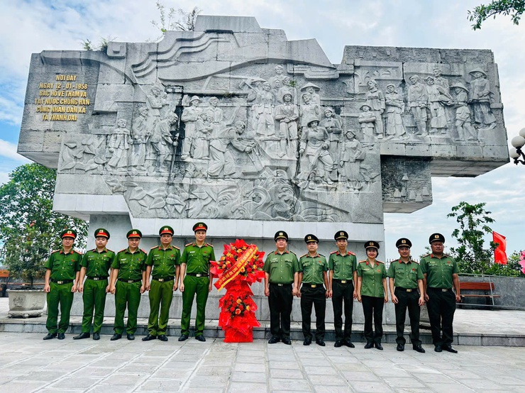 Công an xã Nam Phù dâng hương tại dấu tích lịch sử bác Hồ về tát nước chống hạn năm 1958- Ảnh 1.