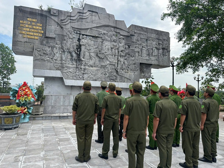 Công an xã Nam Phù dâng hương tại dấu tích lịch sử bác Hồ về tát nước chống hạn năm 1958- Ảnh 4.