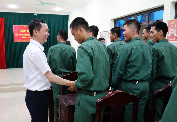Lãnh đạo phường Đông Ngạc thăm, động viên, tặng quà tân binh nhập ngũ năm 2026- Ảnh 13.