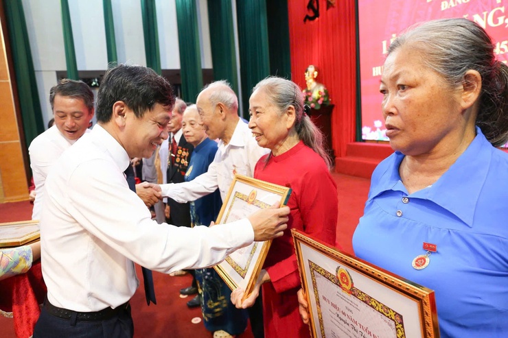 ĐẢNG ỦY XÃ SÓC SƠN TRAO TẶNG, TRUY TẶNG HUY HIỆU ĐẢNG ĐỢT 19-5 CHO 120 ĐẢNG VIÊN- Ảnh 7.