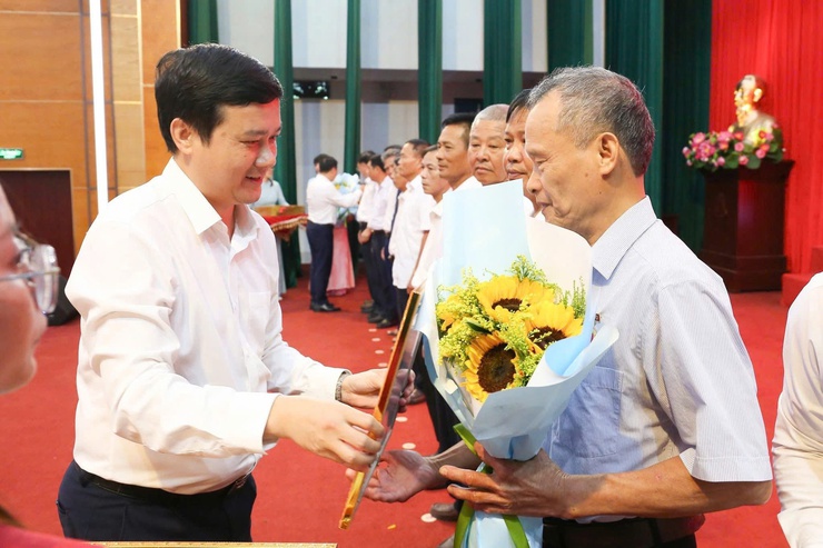 ĐẢNG ỦY XÃ SÓC SƠN TRAO TẶNG, TRUY TẶNG HUY HIỆU ĐẢNG ĐỢT 19-5 CHO 120 ĐẢNG VIÊN- Ảnh 8.